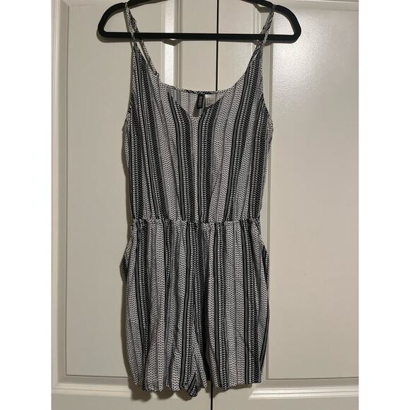 EUC H&M Divided Black and White Romper Size LG - Picture 3 of 9